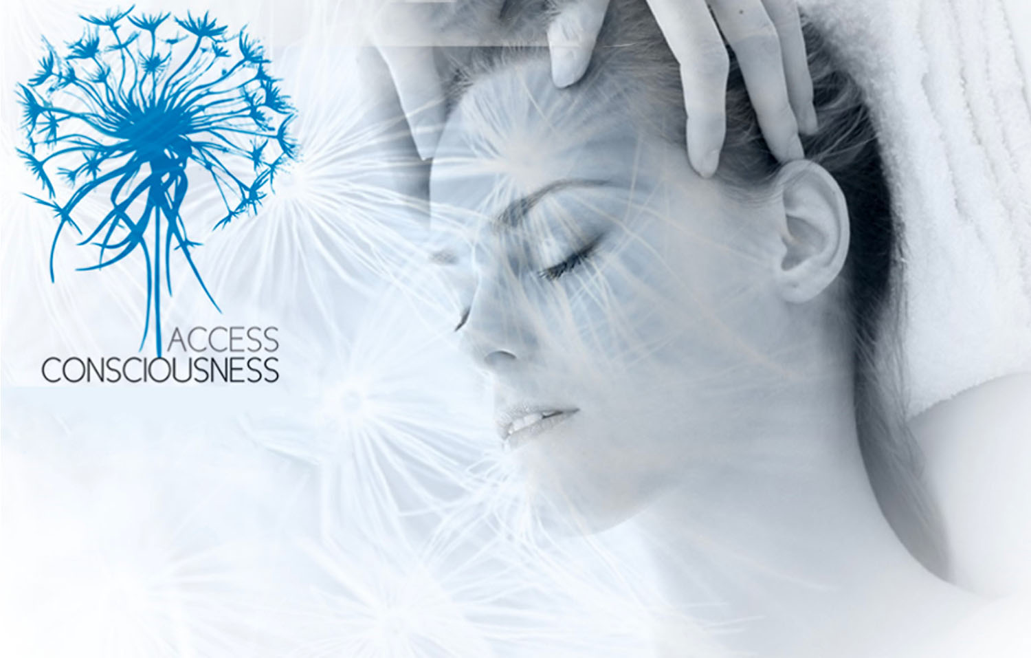 photo-noir-blanc-logo-bleue-access consciouness-visage-femme-yeux-fermés-des mains posées-sur-sa-tête