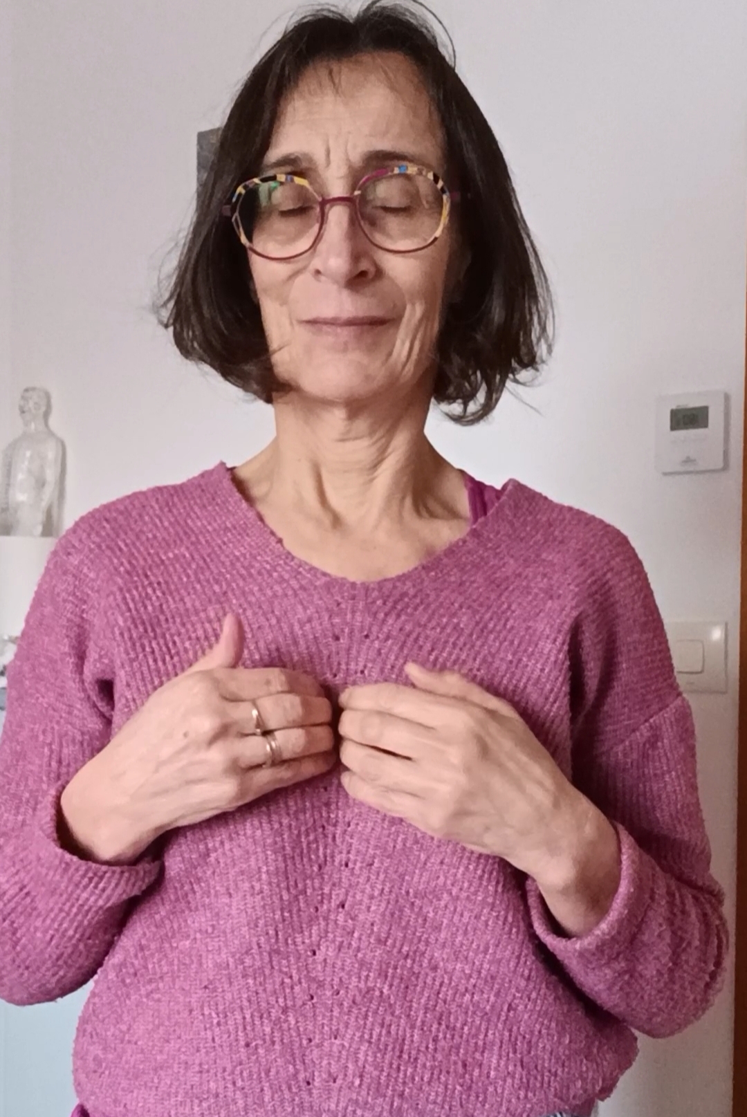 Femme de dos tee shirt comoré se massaeg uen épaule