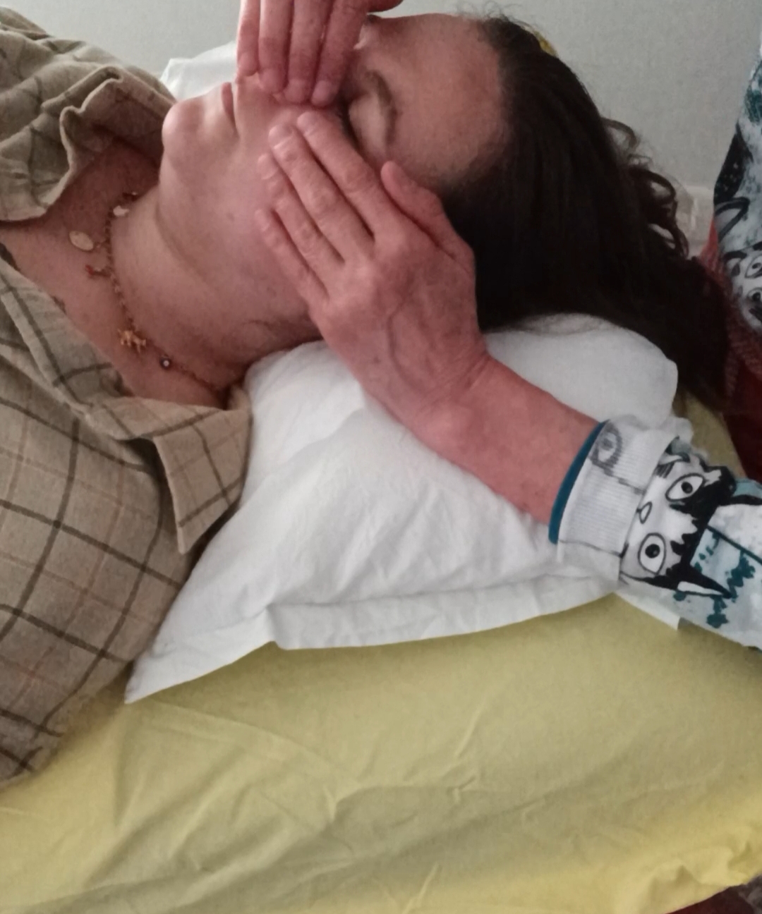 deux femme se massant le cuir cehvulu