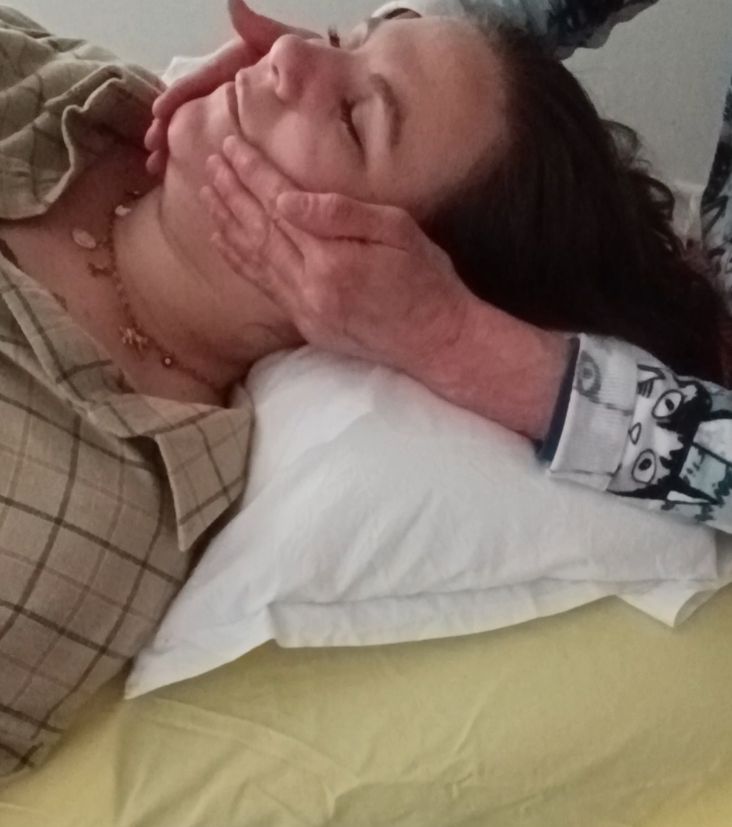 jeune femme habillé sur une table de massage