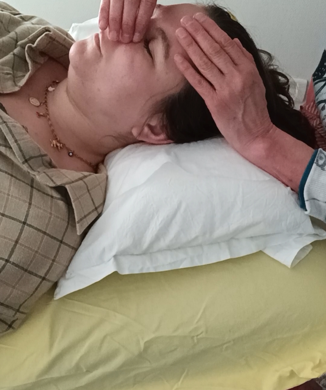 jeune femme allongée sur une table de massage