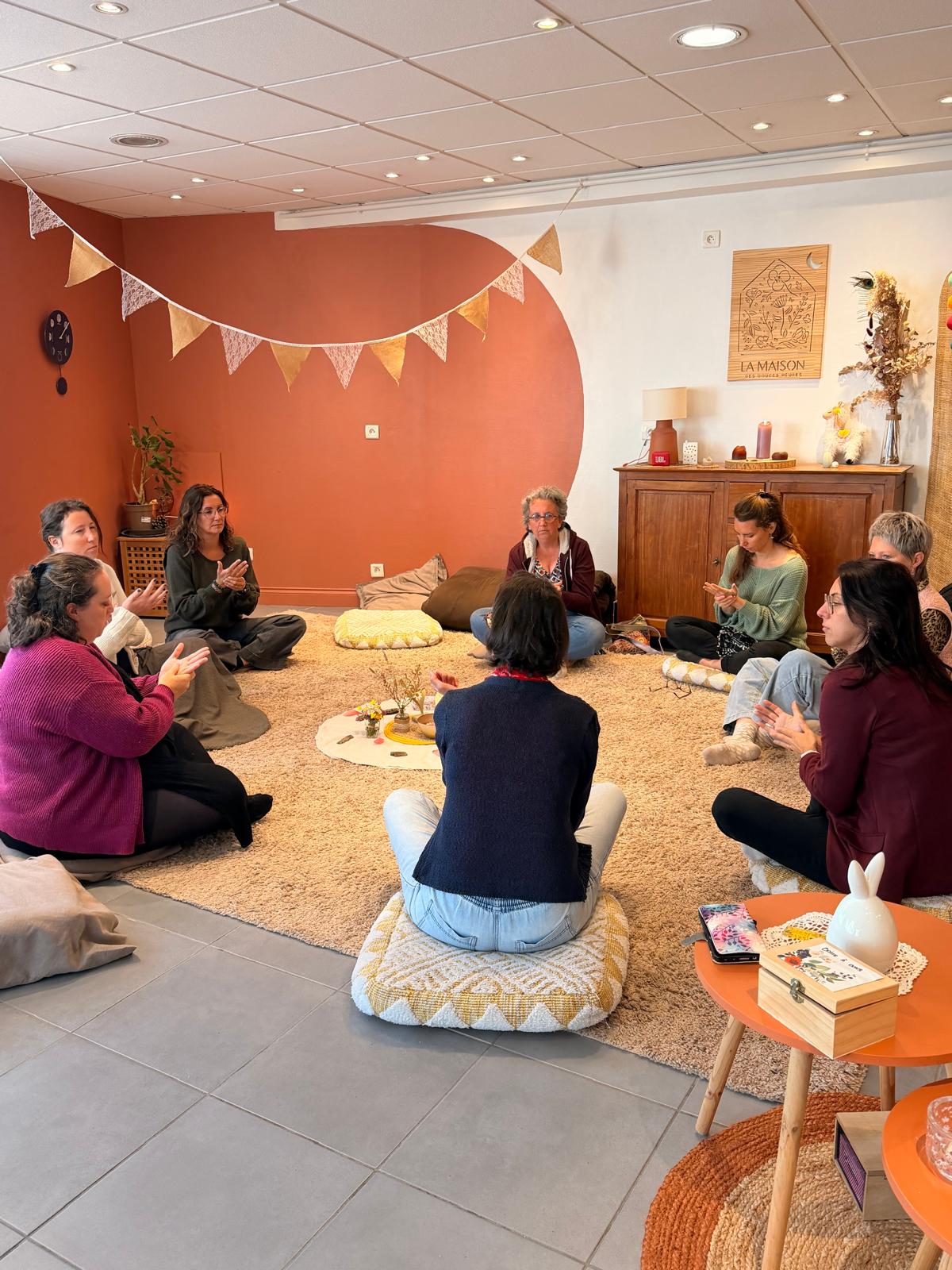 groupe de personne faisant de l'auto massage