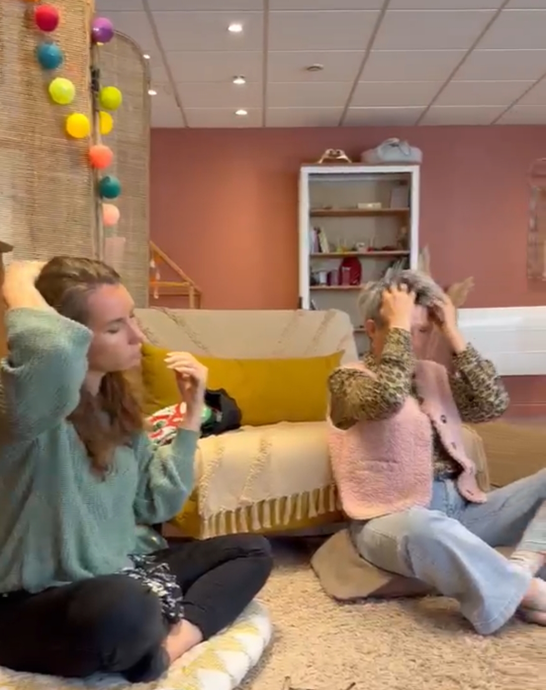 deux femme se massant le cuir cehvulu